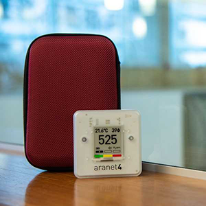 Carbon dioxide monitor with case Carbon dioxide monitor with case